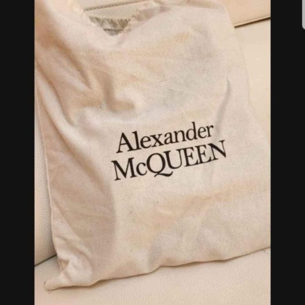Beautiful AUTHENTIC Alexander McQueen - Picture 3 of 4